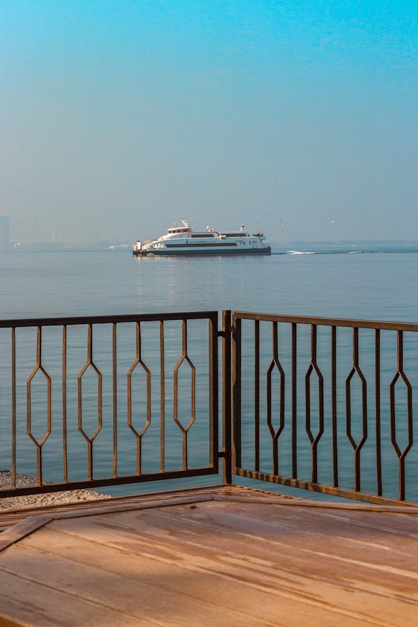 Aménagement de terrasse métallique sur pilotis : design sur mesure